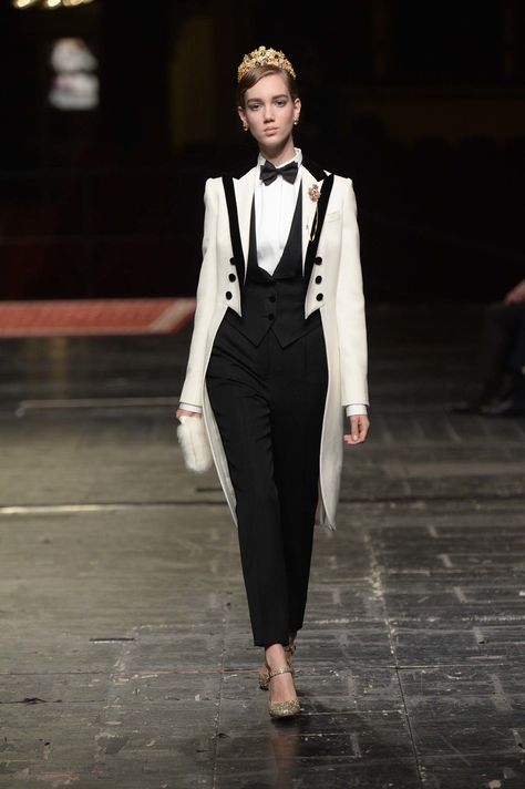 Dolce & Gabbana Reveal Their Spring 2016 Alta Moda Collection at La Scala in Milan | Vogue Dolce Gabbana Alta Moda, Women In Suits, Woman Suit Fashion, Suit Up, Marchesa, Suit Fashion, Vogue Paris, Mode Inspiration, Looks Style