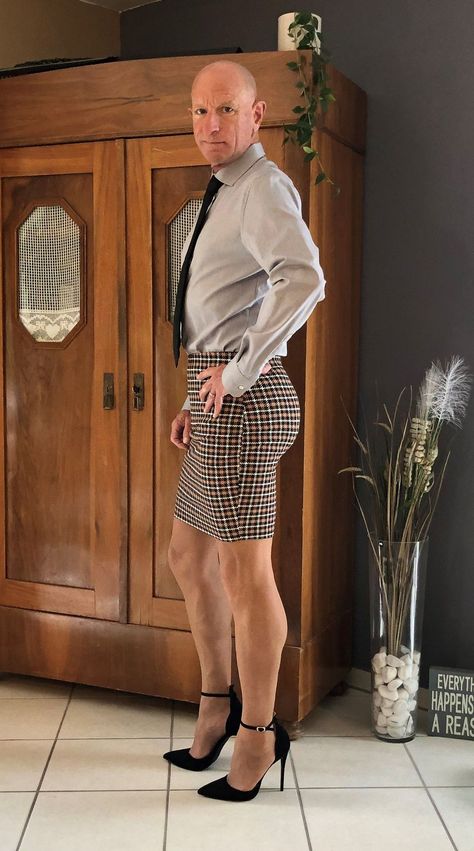 Skirts And Heels Are Not Just For Women, This Guy Proves That Perfectly (30 Pics) Best Comfortable Shoes, Guys In Skirts, Men Wearing Skirts, Skirt Heels, Men In Heels, T Dress, Heels Online, A Skirt, Professional Women