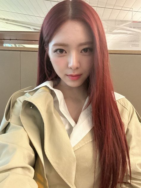 yuna - itzy Itzy Selca, U Go Girl, Jyp Entertainment, Casual Blazer Women, Crop Photo, Yuna Itzy, Korean K Pop, Imaginary Friend, Womens Casual