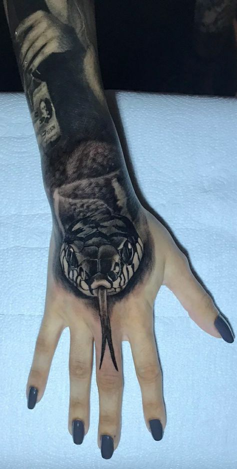 #snaketattoo #tattoohand #tattoo #mao #hand #tatuagem #realism #realismo #realistictattoo #realistic #realismtattoo #cobra #snake #inked #ink #art #tattooart Black Panther Hand Tattoo, Realism Hand Tattoo, Realism Snake Tattoo, Snake Face Tattoo, Slang Tattoo, Snake Tattoo On Hand, Realistic Snake Tattoo, Snake Hand Tattoo, Snake Head Tattoo