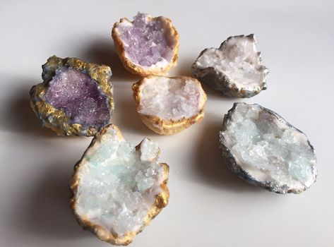 Geode-sweets Geode Cookies, Using Candy Melts, Pear Crumble, Geode Cake, Crystal Cake, Crumble Cake, Vanilla Cookies, Homemade Cookies, Cute Cookies