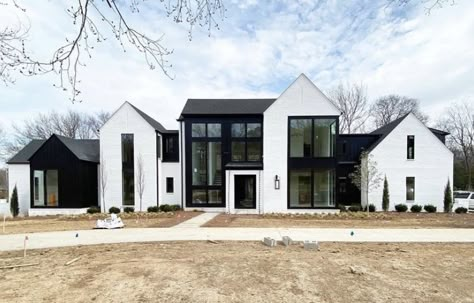 White Modern Farmhouse Exterior, Black And White Home Exterior, Urban Farmhouse Designs, White Homes, Black White Home, Nature Lifestyle, Build Design, Modern Farmhouse Exterior, Transitional House