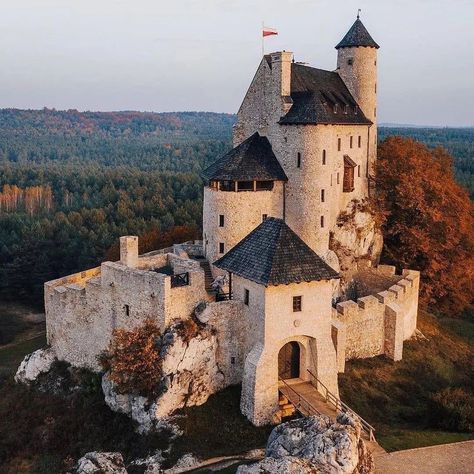 Historical Castle on Instagram: “🏰 Bobolice Castle 📍 Bobolice, Poland ⌛ Built in the 14th century 📷 @bokehm0n Follow us for more @historical_castle #castle #castles…” Castle Exterior, Visit Poland, Royal Castle, Chateau Medieval, European Castles, Royal Castles, Castle Designs, Castle House, Fairytale Castle