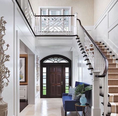 Wooden Staircase Design, Gorgeous Doors, Casas Coloniales, Foyer Decorating, Wooden Staircases, Wood Stairs, Luxe Interiors, Entry Way, Entry Foyer