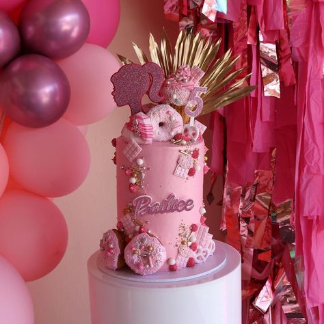 Barbie Cake Birthday, Pink Birthday Cake Ideas, Girls Barbie Birthday Party, Barbie Themed Cake, Easy Unicorn Cake, Elsa Birthday Cake, Barbie Decorations, Dior Party, Pink Birthday Cake