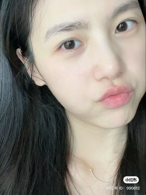 Clear Pale Skin, Soft Features Face, Asian Skin Care Routine, Clean Skin Face, Pale White Skin, Pale Skin Makeup, Skin Aesthetics, Skin Goals, Clear Glowing Skin