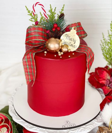 Cake Design Christmas, Santa Claus Cake Design, Modern Christmas Cake, Elegant Christmas Cake, Xmas Cake Decorating Ideas, Christmas Baby Shower Cake, Cute Christmas Cakes, Christmas Sheet Cake, Simple Christmas Cake Designs