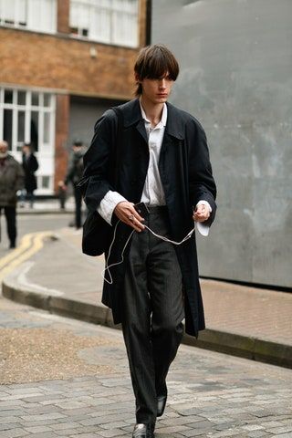 Spring Outfits For Men, Trench Coat Outfits, Black Suede Chelsea Boots, London Fashion Week Mens, Black Overcoat, Black Leather Chelsea Boots, Coat Spring, London Fashion Week Street Style, Trench Coat Outfit