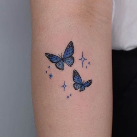 Tatuajes de Mariposas Dos mariposas azules en antebrazo Destacada 2 Butterfly Tattoos For Women, Dope Tattoos For Women, Butterfly Tattoo Designs, Cute Tattoos For Women, Discreet Tattoos, Dainty Tattoos, Simplistic Tattoos, Tattoo Designs For Women, Mini Tattoos