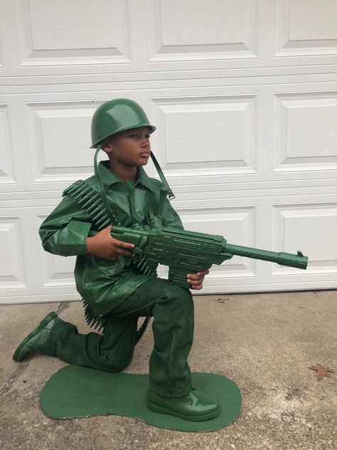 This was a hit this halloween! Toy soldier costume! Soldier Halloween Costume, Toy Soldier Costume, Family Costumes Diy, Costume Family, Army Costume, Xmas Costumes, Soldier Costume, Small Soldiers, Funny Costume