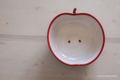 Ceramic apple-shape bowl Apple Ceramic, Apple Dishes, March Break, Ceramic Apple, Diy Bowl, Apple Shape, Cerámica Ideas, Fruit Loops, Clay Bowl