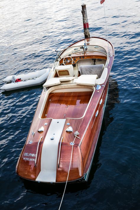 photo Riva Boot, Riva Aquarama, Wooden Speed Boats, Mahogany Boat, Riva Boat, Classic Wooden Boats, Classic Yachts, Chris Craft, Boat Interior