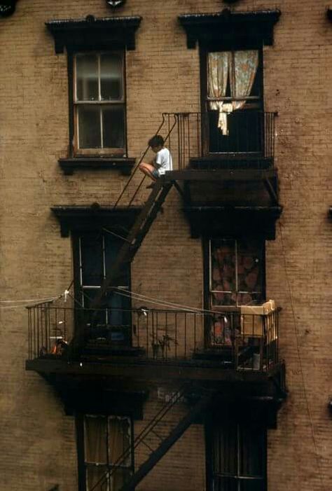 NYC 1975 Photo by Rene Burri / Magnum Photos Colorized Vintage Photos, Modern City Photography, Nyc In The 90s, Vintage Nyc Photography, A Little Life Aesthetic, Vintage Photography Aesthetic, Nyc 80s, 70s Nyc, 80s Nyc