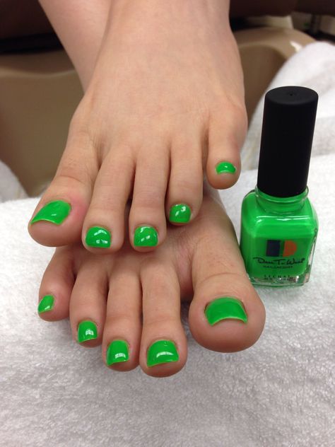 Neon green pedicure Green Nails Pedicure, Neon Toe Nails, Green Toe Nails, Pink Toe Nails, Types Of Nail Polish, Feet Nail Design, Nails Pedicure, Neon Green Nails, Green Acrylic Nails