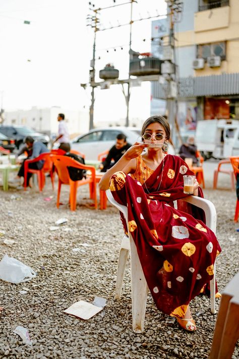 Saree Concept Shoot, Saree Street Photography, Indian Fashion Photoshoot, Mumbai Street Fashion, Saree Shoot Ideas, Indian Street Fashion, Indian Street Photography, Indian Fashion Photography, Saree Photo Shoot