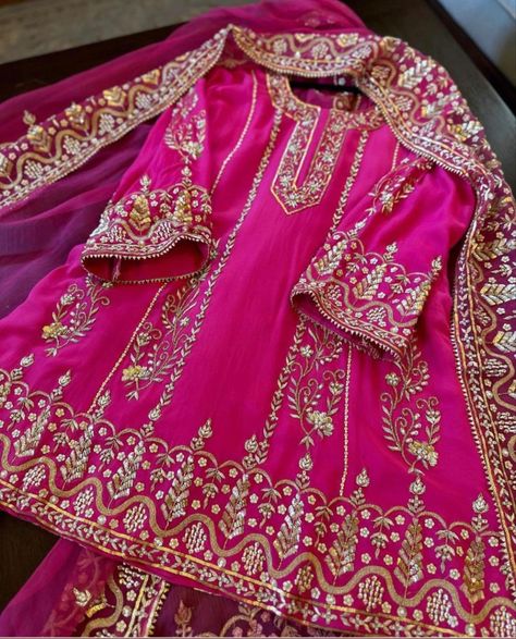 Heavy Suits, Ladies Suit Design, Punjabi Girl, Bridesmaid Lehenga, Trendy Outfits Indian, Embroidery Fashion Detail, Indian Fashion Trends, Embroidered Wedding Dress, Embroidery Wedding