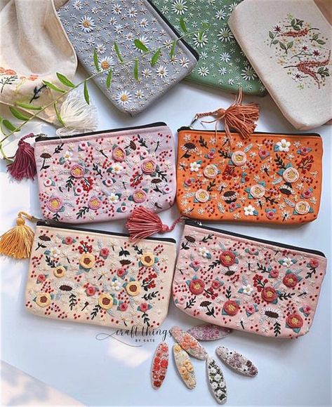 Cross Stitches Hand Embroidery Pouches Designs | Stitches Patterns For Ladies | Hand Bags Ideas ---------- in this video we will discuss about some of the best and gorgeous cross stitches pouches designs and ideas stitches patterns for ladies so very great pouches or hand bags we hope you like this video share this video and subscribe our channel ------------ Cute Hand Embroidery, Hand Bags Ideas, Embroidery Pouch, Embroidery Cases, Embroidery Purse, Yarn Creations, Crochet Garden, Pouch Diy, Bags Ideas