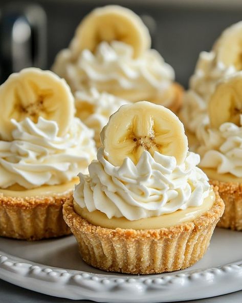 Mini Banana Cream Pie, Pies Easy, Banana Pudding Cookies, Banana Cream Pudding, Banana Cream Pie Recipe, Orange Baking, Mini Bananas, Cream Pies, Pumpkin Pie Bars