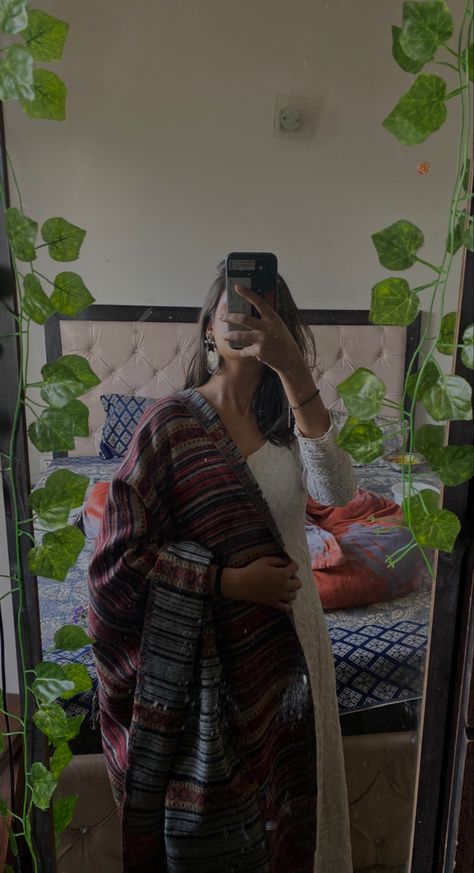 Girl Mirror Sefile Aesthetic, Traditional Poses, Girl Mirror, Car Drive, Snap Friends, Girls Mirror, Self Portrait Poses, Face Aesthetic, Chill Photos