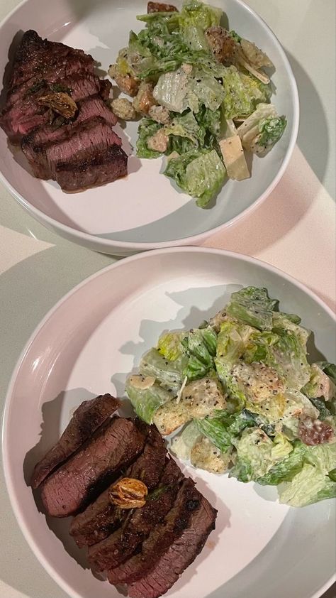 Steak And Salad Dinner, Steak Caesar Salad, Steak Aesthetic Dinner, Steak Dinner Ideas Healthy, Steak And Veggies Dinner, Steak Dinner Aesthetic, Ceaser Salad Ideas, Steak With Salad, Steak Aesthetic