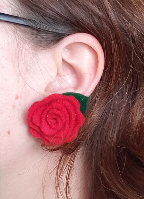 Have you tried making felt flowers with your Cricut Maker yet? It's so easy! In this tutorial, I'll show you how to make and assemble these felt roses and make a pair of super cute DIY felt flower earrings that are perfect for Valentine's Day or any other day of the year! You can use the pattern available in Cricut Design Space or check out one of my favorite sites to get awesome SVG files! #feltflowers #feltroses #cricutmaker #diyearrings #rolledflowertutorial Felt Flower Earrings, Flower Earrings Tutorial, Making Felt, Felt Rose, Rose Got, Felt Roses, Earrings Tutorial, Diy Felt, Cute Diy