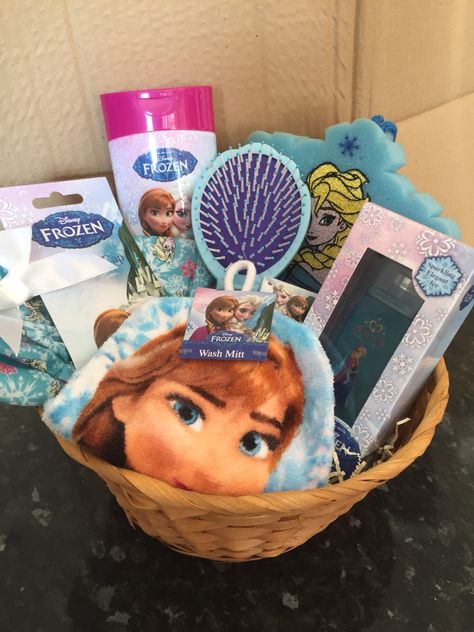 Frozen pamper hamper Birthday Hampers For Kids, Homemade Gifts Birthday, Ide Hampers, Fun Homemade Gifts, Hampers Ideas, Homemade Gifts For Friends, Hamper Ideas, Pamper Hamper, Birthday Hampers