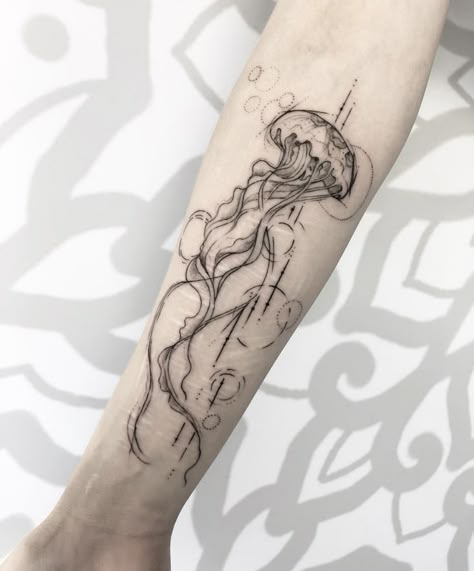 L o r e e e h h Whole Wrist Tattoos, Jellyfish Wrapped Around Arm Tattoo, Jellyfish Tattoo Forearm, Jellyfish Tattoo Arm, Jellyfish Shoulder Tattoo, Jellyfish Tattoo Back, Jellyfish Back Tattoo, Tattoo On Leg Women, Moon Jellyfish Tattoo