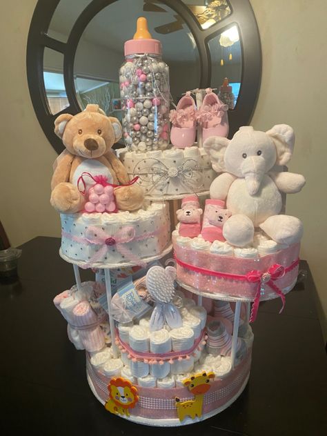 Baby Shower Ideas For Boys Gifts, Baby Shower Diaper Cake For Girl, Baby Girl Gift Ideas Baskets, Baby Shower Gift Ideas For Girls Diy, Cute Baby Shower Gifts Baskets, Regalos Para Baby Shower Ideas, Baby Shower Gifts For Boys Creative, Diaper Baby Shower Ideas, Baby Shower Gift Ideas Girl