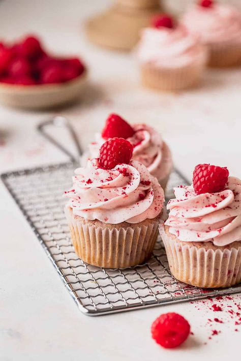 Strawberry Desserts Photography, Cupcake Photography Ideas, Cupcake Photoshoot, Advance Drawing, Raspberry Filled Cupcakes, Raspberry Cupcake Recipes, Bridesmaid Kit, Raspberry Cream Cheese Frosting, Phoenix Garden