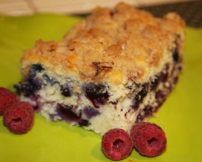 * Blueberry Crumb Coffee Cake - amazingly easy & delicious! Blueberry Sour Cream Coffee Cake, Best Strawberry Cake Recipe, Buckle Recipe, Blueberry Cake Recipe, Blueberry Crumb Cake, Crumb Coffee Cakes, Pineapple Cake Recipe, Strawberry Cake Easy, Blueberry Buckle