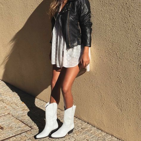 Texan Boots, Western Boot Outfit, Cowboy Boot Outfits, Western Boots Outfit, White Boots Outfit, It Shoes, Cowgirl Boots Outfit, Estilo Cholo, White Cowboy Boots