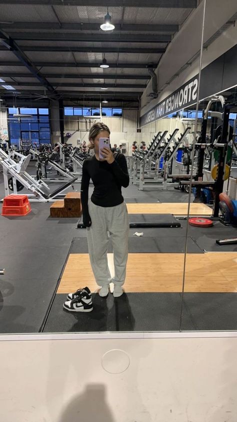 Gym Wear Ideas For Women, Gym Outfit With Hoodie, Gym Outfits Aesthetic Winter, Cold Day Gym Outfit, Gym Outfit For Winter, Workout Outfits For Women Winter, Gym Outfits For Women Sweatpants, Aesthetic Gym Outfits For Women, Elevated Gym Outfit