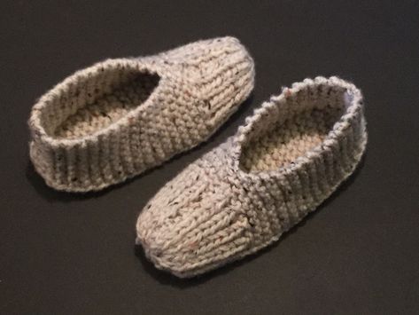 Knitted slippers - easy for beginners Grandma Slippers, Slippers Diy, Pantuflas Tejidas, Diy Crochet Slippers, Knit Slippers Free Pattern, Diy Joy, Knit Slippers, Kids Knitting Patterns, Knitted Slippers Pattern