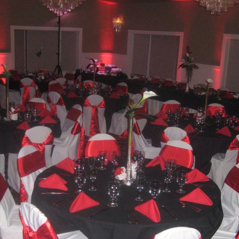 Black red white reception Red Theme Wedding, Red Roses Centerpieces, Sweet 15 Party Ideas Quinceanera, Tables Decorations, Sweet 15 Party Ideas, Black Red Wedding, Wedding Color Combos, Red Champagne, Red Theme