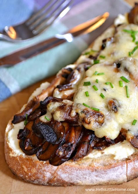 Open Faced Sandwich Recipes, Mushroom Ricotta, Bacon Grilled Cheese Sandwich, Sandwich Vegetarian, Vegetarian Sandwich Recipes, Baked Sandwiches, Mushroom Sandwich, Bacon Grilled Cheese, Ricotta Recipes