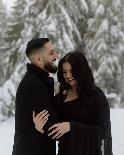 Pre Wedding In Snow, Couple Photoshoot With Saree, Kashmir Pre Wedding Outfits, Outfit For Prewedding Shoot, Couple Photoshoot Ideas In Saree, Pre Wedding Shoot Ideas Indian Couple Photos In Saree, Saree Couple Poses Photoshoot Ideas, Snow Saree Photoshoot, Prewedding In Saree