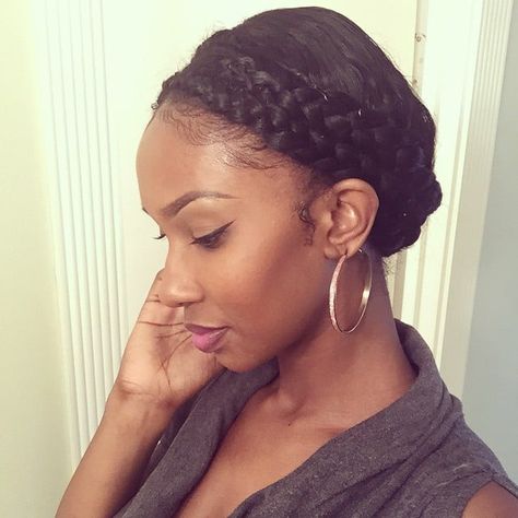 Discover 18 beautiful large knotless braids hairstyles to elevate your look. Explore trendy and versatile options for a stunning hair transformation. Get inspired today! Click the article link for more photos and inspiration like this // Photo Credit: Instagram @sixthegoddis // #bohobraids #boxbraids #braids #goddessbraids #knotlessbraids #largeknotlessbraid #largeknotlessbraids #lemonadebraids Large Knotless Braids Hairstyles, Large Knotless Braids, Braided Space Buns, Knotless Braids Hairstyles, Side Swept Braid, Large Knotless, Stunning Hairstyles, Braids With Beads, Texturizer On Natural Hair