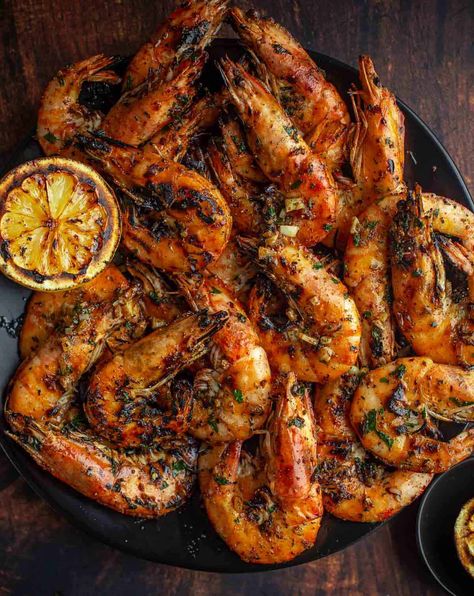 Grilled prawns and grilled lemon on a serving plate. Grilled Prawns Recipe, Easy Garlic Butter Sauce, Easy Prawn Recipes, Savory Seasoning, Bbq Prawns, Easy Garlic Butter, Prawns Recipe, Prawn Dishes, Canned Seafood