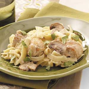 Garlic Cream Sauce Recipe, Creamy Spinach Chicken, Home Chicken, Lemon Chicken Piccata, Chicken Alfredo Recipes, Garlic Cream Sauce, Chicken Meals, Alfredo Recipe, Chicken Piccata