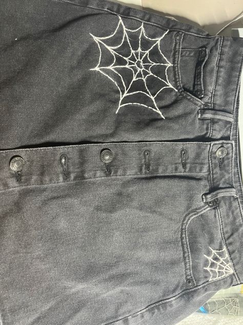 Spiderverse Embroidery, Embroidery Spider Web, Pants Embroidery Ideas, Spider Man Embroidery, Punk Embroidery Ideas, Spiderman Jeans, Grunge Embroidery, Spiderman Embroidery, Grunge Outfits Pants