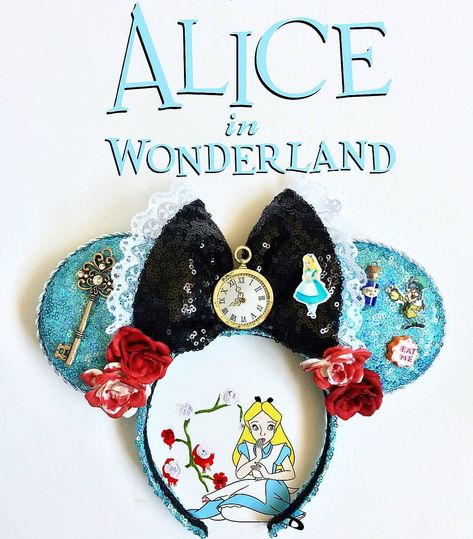 554 Likes, 16 Comments - mouse ears (@uniqueearsbyili) on Instagram: “New Alice floral design now available for order! If you're interested in this design or any other…” Disney Art Ideas, Disney Art Projects, Jungle Book Kaa, Diy Alice In Wonderland, Diy Mickey Mouse Ears, Disneyland Ears, Diy Disney Ears, Disney Diy Crafts, Disney Ears Headband