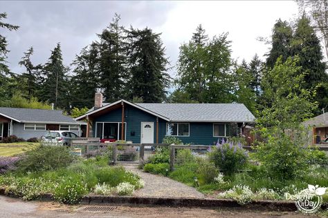 Wild Front Yard, Mn Front Yard Landscaping, Permaculture Front Yard, Pnw Front Yard Landscaping, Pnw Landscaping Ideas, Urban Front Yard, Front Yard Curb Appeal, Backyard Bohemian, Front Yard Landscape Design