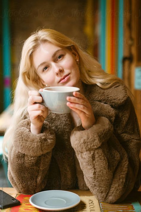 Young woman with hot green tea at a cafe, looking at camera, smiling and relaxing Woman Sipping Coffee, Person Drinking Tea, Tea Photoshoot, Hot Green, Blonde Women, Street Photographers, Hot Tea, Advertising Photography, Photography Photos