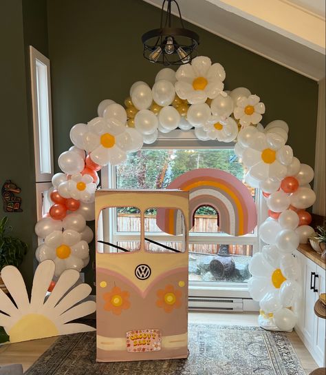 Hippie Gender Reveal Ideas, Flower Power Baby Shower Theme, Flower Child Baby Shower Ideas, 70s Theme Baby Shower Ideas, Groovy Baby Shower Ideas, Ariana Birthday, Smiley Party, Flower Baby Shower Theme, Hippie Baby Shower