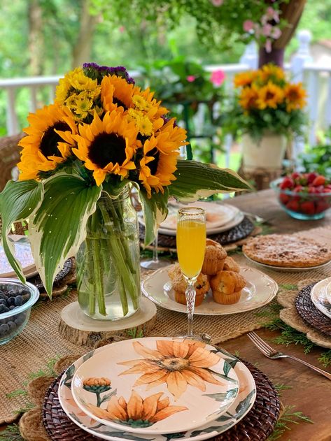 Sunflowers and brunch. Is there anything better? Looking for simple late summer entertaining and tablescape ideas? Wait until you see this sunflower brunch table setting and menu idea.#tablesettingideas #tablesettings #tablescape #tablescapeideas #sunflowers #homedecor #entertainingideas #outdoordiningtable #outdoordiningroom #wickerfurniture #outdoordiningfurniture #outdoorlivingspaces #outdoorlivingspaceideas #summer #summerbarbque #farmhousestyle #modernfarmhouse #outdoorentertaining #fixerup Peach Sangria Recipes, Brunch Table Setting, Brunch Tablescape, Summer Table Settings, Summer Tablescapes, Summer Sunflower, Brunch Table, Outdoor Dining Room, Outdoor Dining Spaces