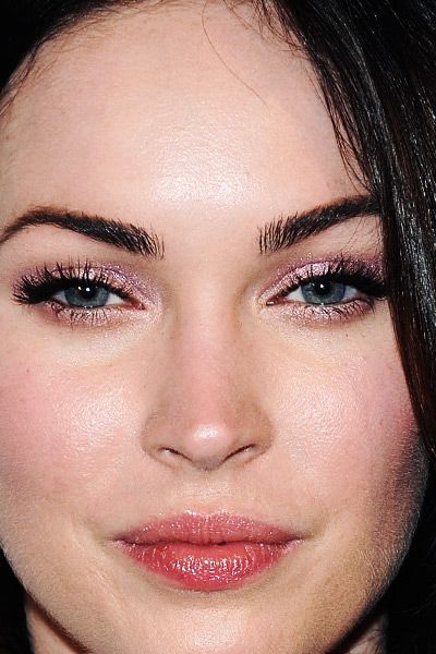 Celebs With Hooded Eyes, Hooded Eyes Celebrities, Eyebrows For Hooded Eyes, Partially Hooded Eyes, Small Eyes Aesthetic, Fox Eyebrows, Small Eyes Makeup, Mata Hooded, Celebrities With Hooded Eyes