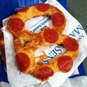 Auntie Anne's Pizza Soft Pretzel Pepperoni Pretzel, Stomach Rumbling, Pretzel Recipe, Low Carb Backen, Kawaii Cooking, Junk Food Snacks, Food Babe, Food Therapy, Yummy Comfort Food