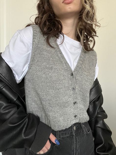 Oversize Knit Vest Outfit, Knit Vest Top Outfit, Knit Vest Aesthetic, Knit Waistcoat Woman Outfit, Knitted Waistcoat Pattern, Knitted Waistcoat Outfit, Button Sweater Vest Outfit, Knitted Vest Outfits For Women, Waistcoat Woman Outfit