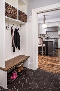 How to design a functional and stylish mudroom Black Hexagon Tile, Mudroom Bench Ideas, Farmhouse Mudroom, Hexagon Tile Floor, Apartment Entryway, Boot Tray, Mudroom Entryway, Mudroom Design, Bench Ideas