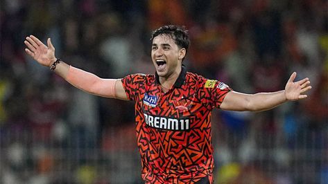 Abhishek Sharma offers a rare combination of an opening batsman who is more than a useful bowler, but still he got only little chance to show his left-arm spin in this IPL. However, when a proper opportunity arrived in the crunch game (Qualifier 2), Abhishek didn’t let it slip.
Before being called on to bowl by Sunrisers Hyderabad (SRH) skipper, Pat Cummins, in the knockout game against Rajasthan Royals (RR) at  Chennai, Abhishek had delivered only 3 overs in 14 matches. Abhishek Sharma Cricket, India Cricket Match, Cricket Today, Pat Cummins, Abhishek Sharma, Sunil Gavaskar, Sunrisers Hyderabad, Rajasthan Royals, Yuvraj Singh